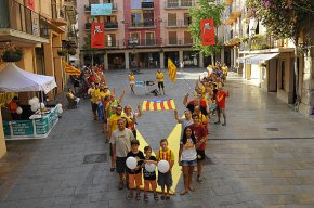 Assaig de la V a la plaça de la Vila amb una nodrida representació de cambrilencs
