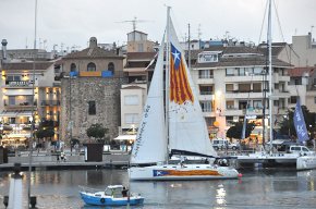 El vaixell estelat arriba al port de Cambrils enmig d'una gran expectació