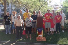 ERC Cambrils fa una ofrena floral al monòlit de l'11 de setembre del parc del Pescador