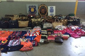 Una actuació policial contra el top manta, al mercadet dels dimecres, acaba amb dues detencions i més de 250 objectes comissats