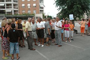 Veïns de Vinyols i els Arcs i de Cambrils es manifesten a la plaça de la Concòrdia en contra de les zones blaves