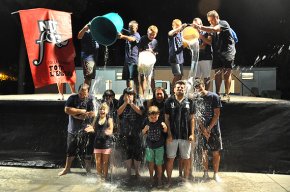Tota l'Endenga accepta el repte de la Ice Bucket Challenge i es mulla per l'ELA
