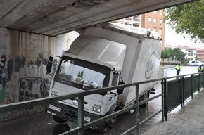 Un camió s'encasta al pont del carrer del Molí d'Avall