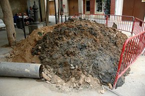 S'abandona al mig del carrer la femta provinent de les obres de reparació d'una canonada d'aigües residuals al carrer de Foix 