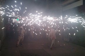 La Colla Infantil dels Diables Cagarrieres de Cambrils actua al correfoc de la Festa Major de la Misericòrdia de Reus
