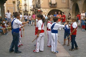 La colla infantil del Ball de Bastons actua a una trobada a Montblanc