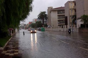 La pluja provoca diversos talls de circulació a Vilafortuny per l'acumulació d'aigua