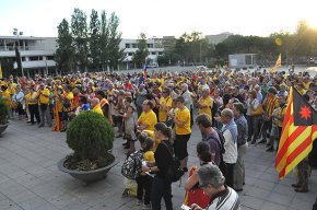 Uns 500 persones es concentren davant l'Ajuntament a favor de la consulta del 9N