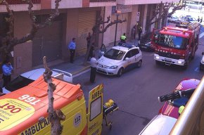 Una persona afectada, lleument, per inhalació de fum en l'incendi d'una cuina al carrer de València