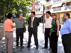 El director general de Comerç de la Generalitat va visitar les noves zones de vianants del Port de Cambrils 