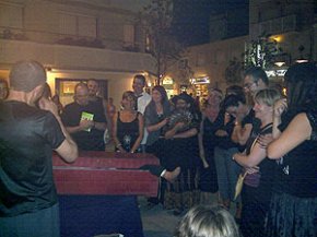 La Teca celebra un sopar funeral al mig de la plaça de l'Església de Sant Pere per acomiadar la temporada