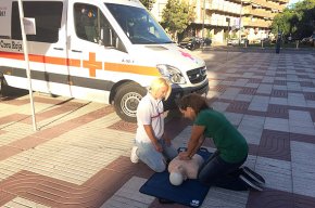 La Creu Roja Cambrils ensenya la població sobre com actuar davant una aturada cardíaca