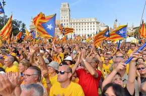 L'acte central de la campanya "Ara és l'hora" aplega 110.000 persones a la plaça de Catalunya de Barcelona