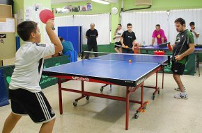Jordi Morales, campió del món de tennis taula, fa un clínic a Cambrils