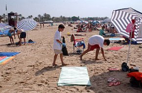 La platja del Regueral va acollir ahir la primera jornada de neteja de platges a Cambrils