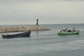 Es desballesta una nova barca d'arrossegament del port de Cambrils, la "Dolça Catalunya"