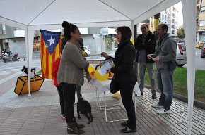 ERC Cambrils surt al carrer amb la campanya "Vull ser lliure, vull un nou país" en favor del "Sí Sí" al 9N