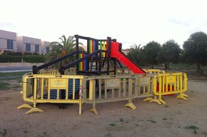 L'Ajuntament trasllada una zona de jocs infantils des de la urbanització dels Quatre Camins fins a l'Eixample Platja