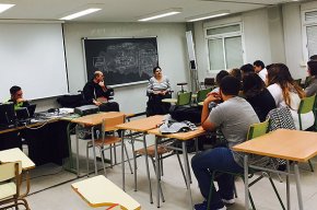 Representants de l'Institut Guttman fan una xerrada a l'institut Ramon Berenguer IV
