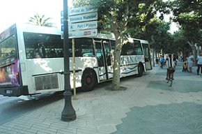 Un autobús es queda sense frens i aconsegueix aturar-se dalt del passeig de La Salle