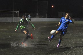 Victòria del FC Cambrils i empat del Vilafortuny, sota la pluja