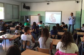Alumnat i professorat de l'institut Ramon Berenguer IV aprenen com actuar davant d'una aturada cardíaca