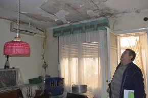 Un veí del Pòsit reclama solucions a les esquerdes del seu habitatge aparegudes l'any 2011 amb les obres de la plaça