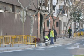 Es construeix el darrer tram de vorera que faltava per urbanitzar al barri de l'Eixample