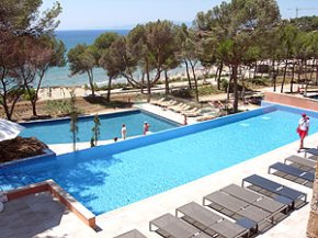 Els clients dels hotels de Port Aventura gaudeixen des del passat dimarts del Beach Club