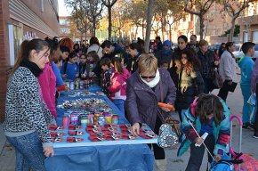 L'escola Joan Ardèvol aporta 800 euros a La Marató de TV3 amb la venda de treballs manuals i un berenar solidari