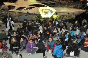 La plantada del pessebre al port enceta les activitats nadalenques de l'Agrupament Escolta Gent de Mar 