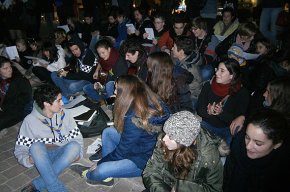 L'Agrupament Escolta Gent de Mar col·loca el pessebre al port de Cambrils