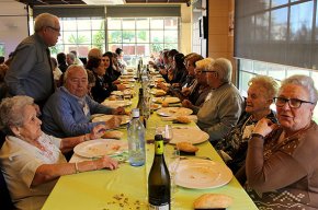 Els Amics de la Gent Gran organitzen el dinar de Nadal amb una cinquantena d'usuaris i voluntaris