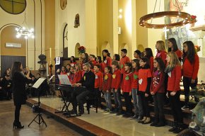 Multitudinari concert dels alumnes de l'Escola Municipal de Música a l'església de Sant Pere en pro de La Marató de TV3