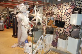 Pell Blanco, Angelets, Pilar Abellà Floristes i Centre d'estètica M. de Armes, premiats al Concurs Nadalenc d'Aparadors de la UB