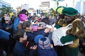 Els heralds reials arriben motoritzats al Mollet del Rec pel mal estat del mar