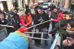El Tió popular es passeja per Cambrils 