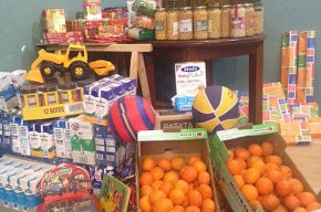 La campanya solidària de l'NMC reparteix roba, aliments i joguets entre tretze famílies cambrilenques