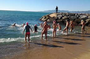 El darrer bany del 2014 i el primer bany del 2015, a la platja del Cavet