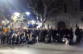 Més de 150 cambrilencs celebren les campanades a les places de les esglésies de Sant Pere i de Santa Maria