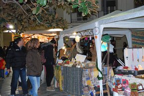 Segona edició del Mercat de coses fetes a mà a la plaça de Catalunya