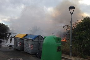 Es crema un contenidor de brossa al carrer d'Atenes de Vilafortuny