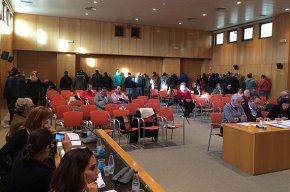 Agents de la Policia Local irrompen al ple com a acte de protesta