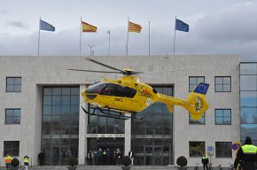 Primer aterratge d'un helicòpter a la plaça de l'Ajuntament per un trasllat d'emergència