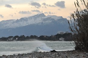 La neu arriba a les muntanyes properes a Cambrils
