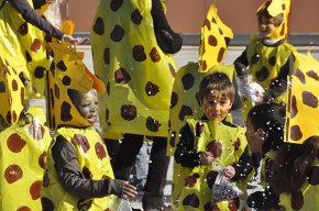 Els alumnes més petits de l'escola Joan Ardèvol celebren el Carnaval al parc del Pinaret