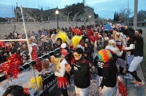 16 comparses posen la nota de color a la rua del Carnaval cambrilenc
