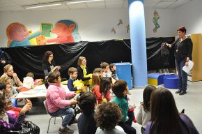 Endevinalles de colors amb Judit Robert a la Biblioteca Municipal