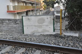 Adif bloqueja, finalment, el pas de vianants que permetia creuar la via del tren a Vilafortuny