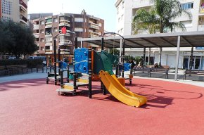 LAjuntament renova el paviment de seguretat del parc infantil de la plaça de la Concòrdia